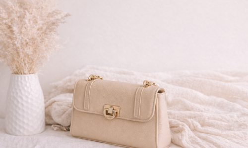 Sac à main beige et vase en céramique